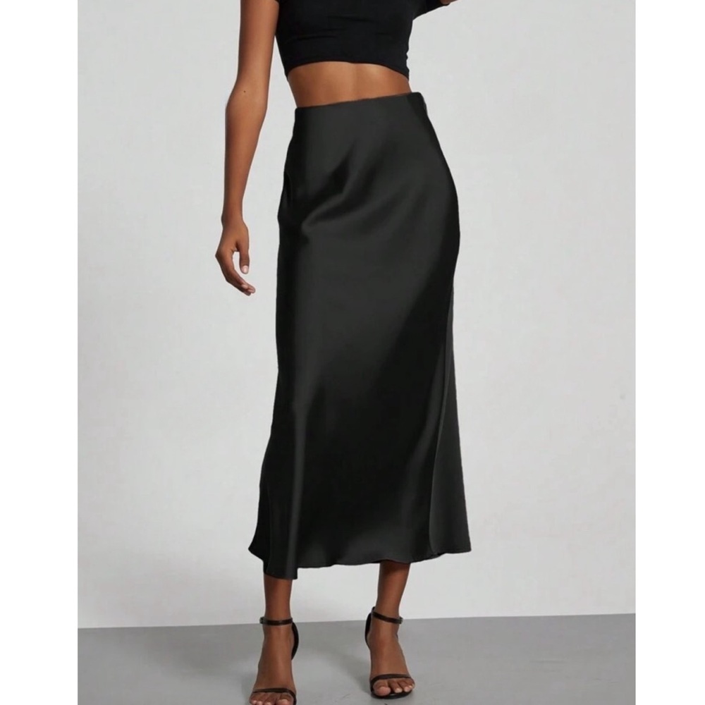 Satin Chic midi skirt in Black